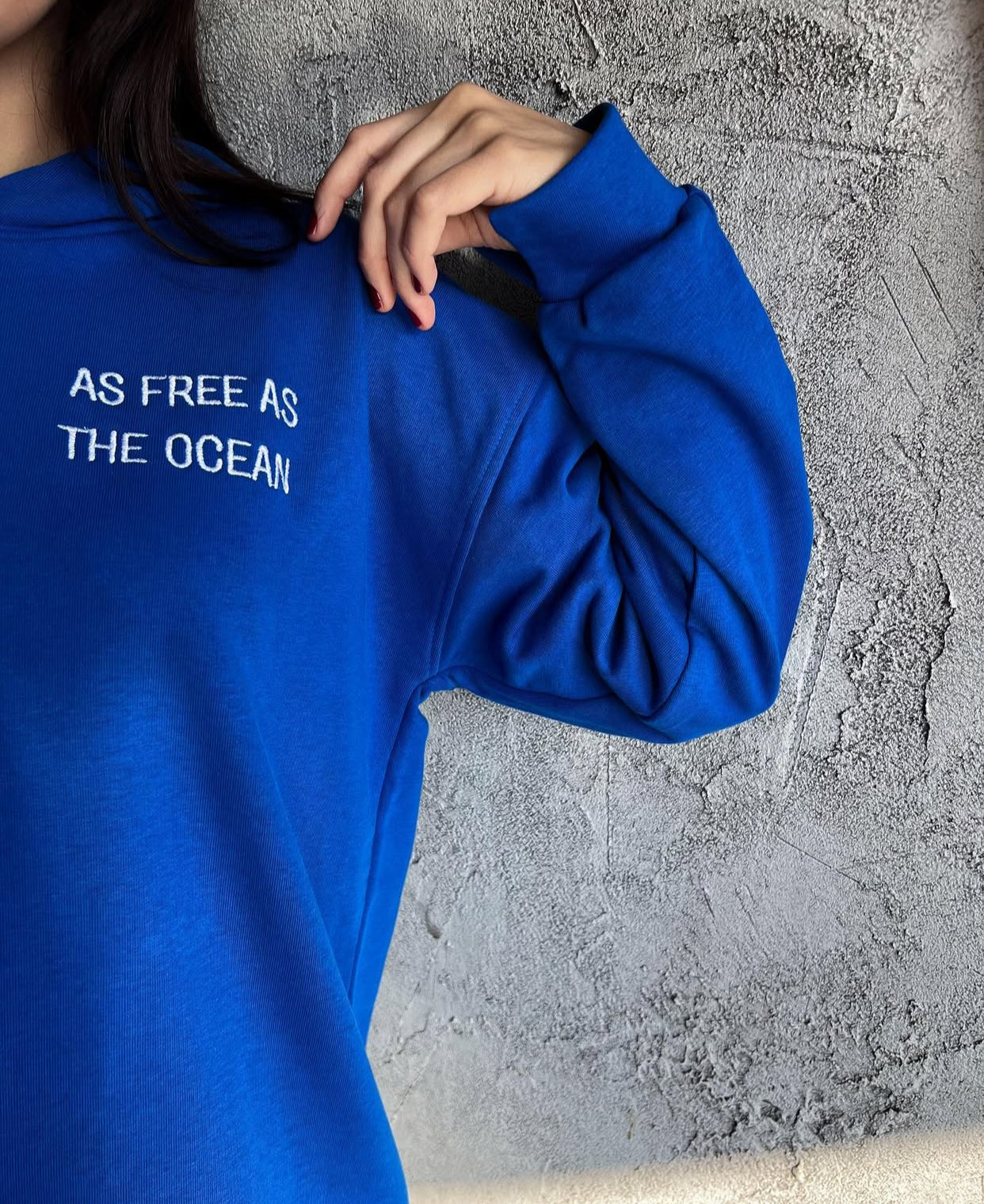 “Free as the ocean” hoodie in blue